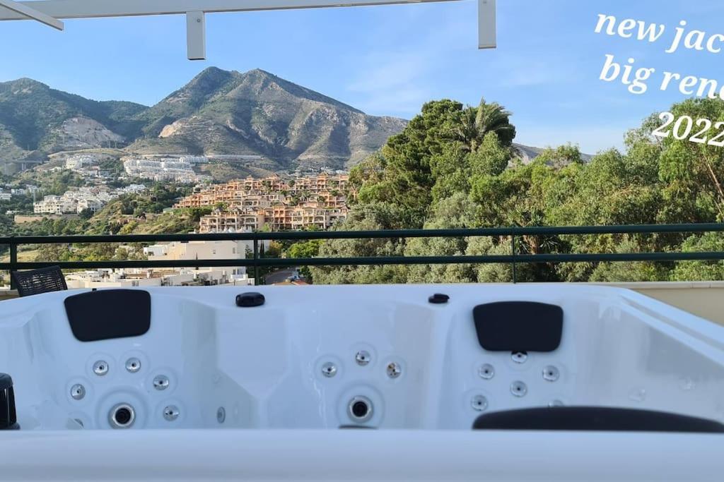 Luxury Penthouse With Sea&Mountain Views & Hot Tub - Tranquility & Rest Lägenhet Benalmádena Exteriör bild